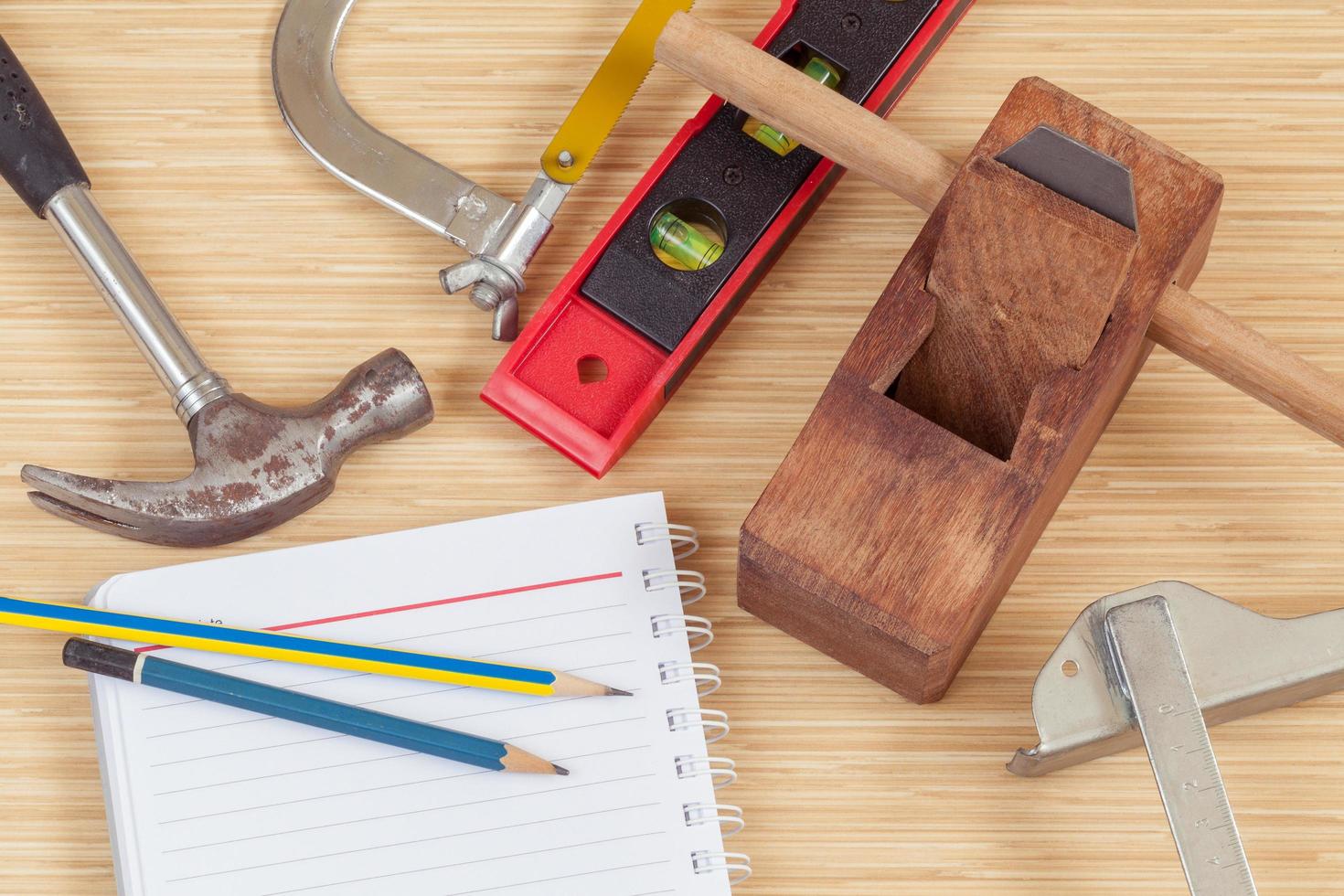 ferramentas de carpinteiro em uma mesa foto