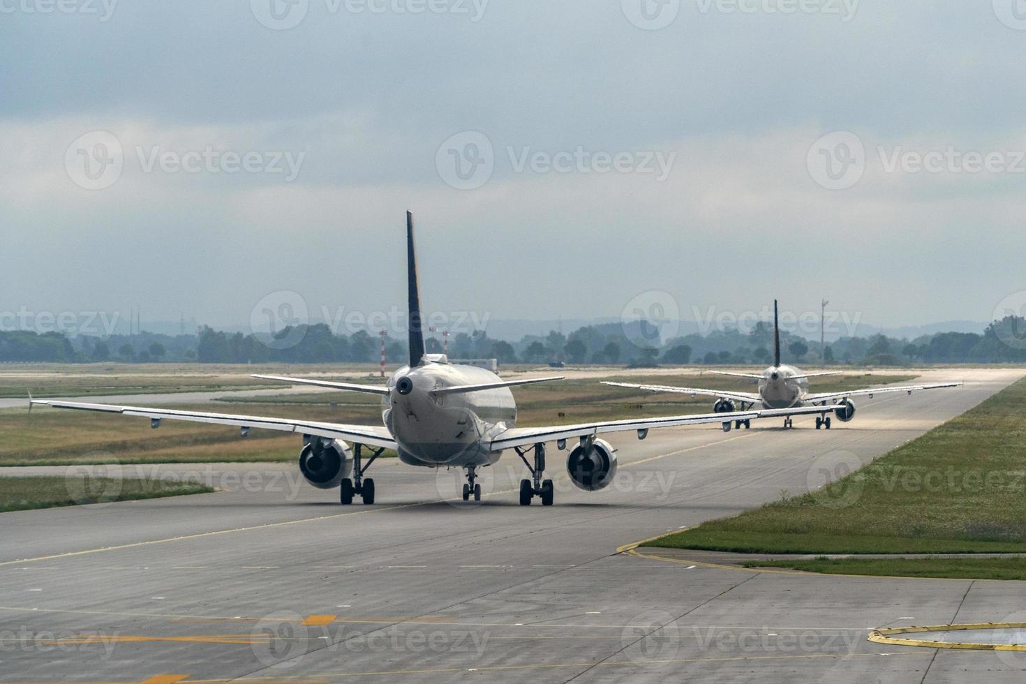 avião enquanto rola antes de decolar foto