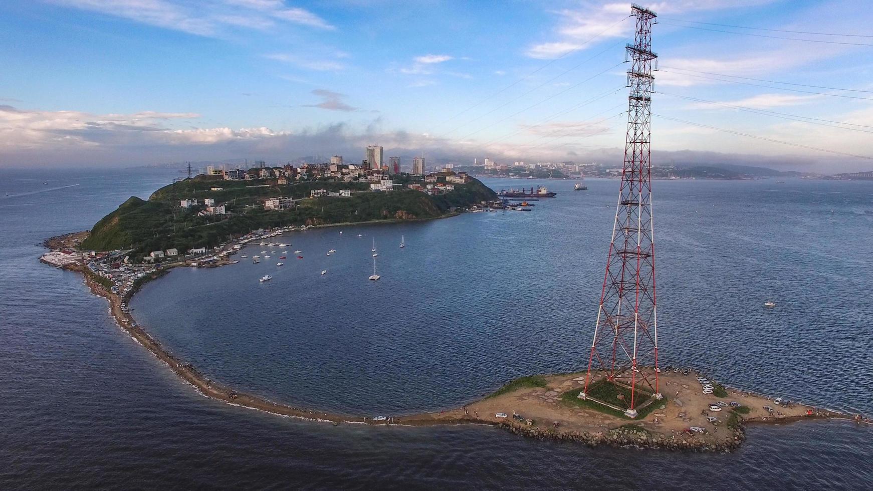 vista aérea de uma cidade litorânea e litoral em vladivostok, rússia foto