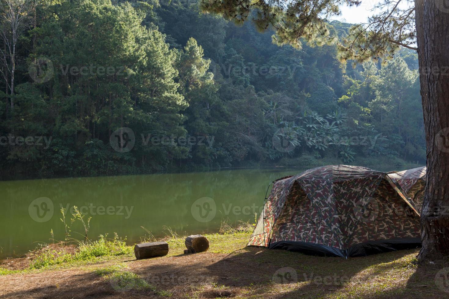 barraca de acampamento sob a floresta de pinheiros ao pôr do sol em pang-ung foto