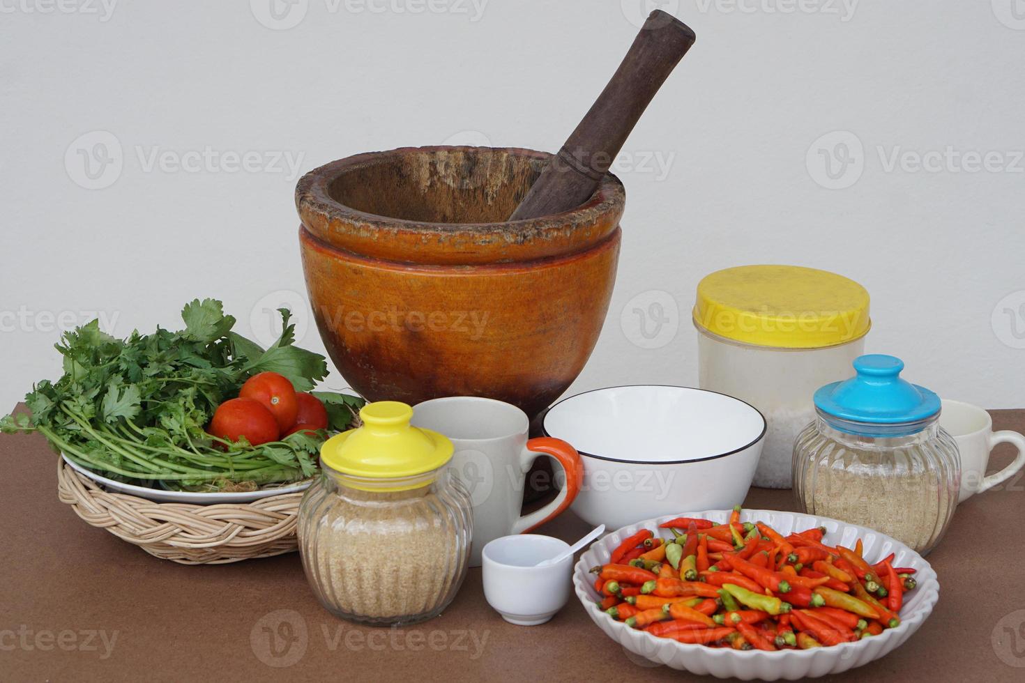 preparando ingredientes alimentares e equipamentos para cozinhar, pilão e almofariz, legumes, potes e xícaras. conceito, estilo de culinária tradicional tailandesa. foto