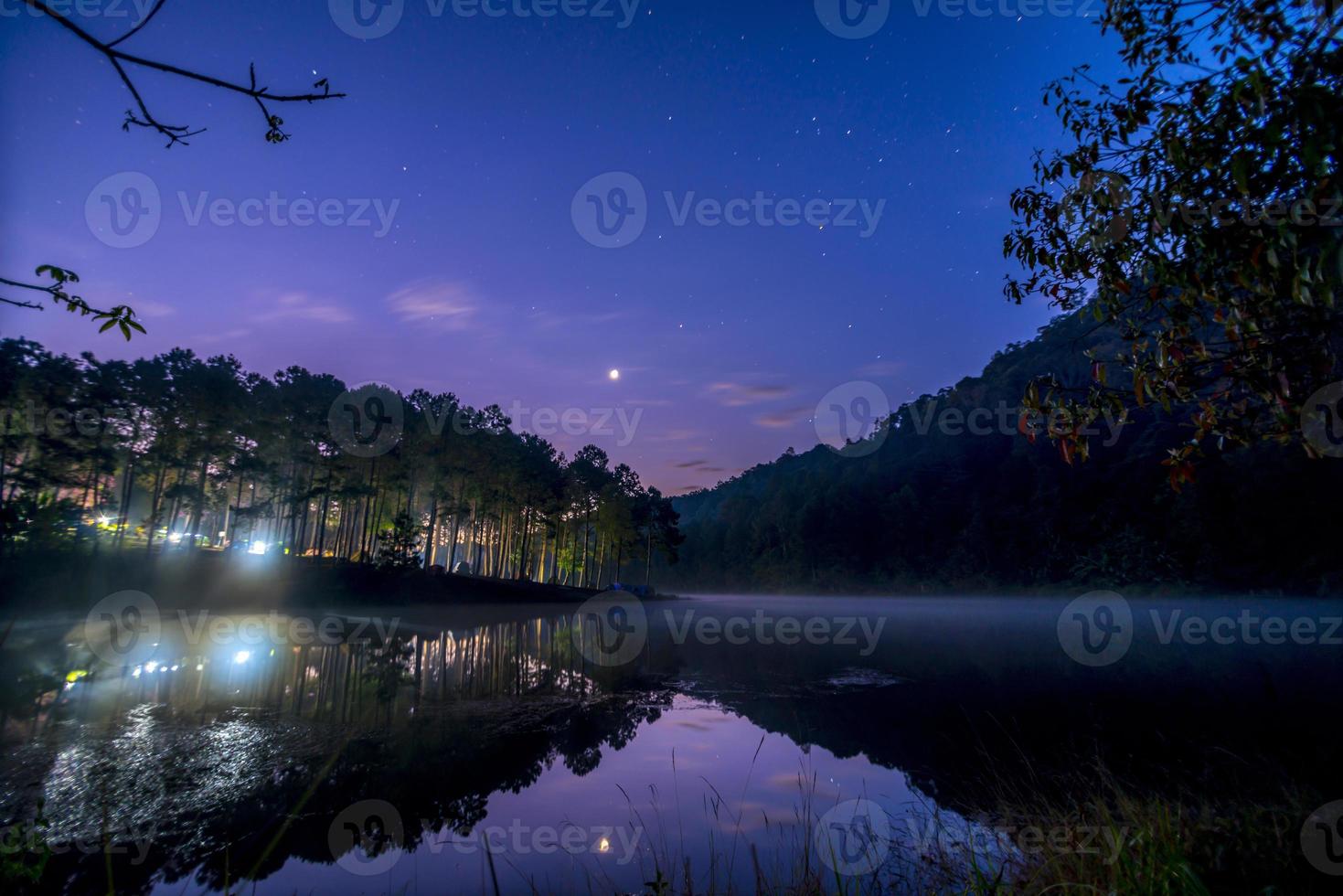 estrelas céu noturno no lago Pang Ung, Pang Ung foto