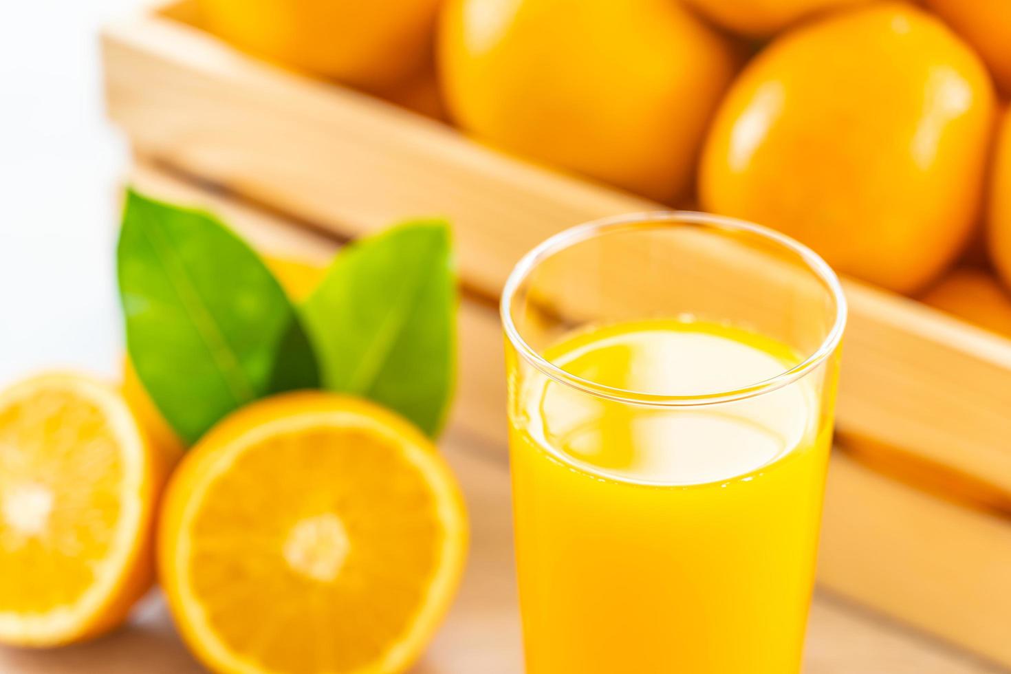 suco de laranja fresco e laranjas foto