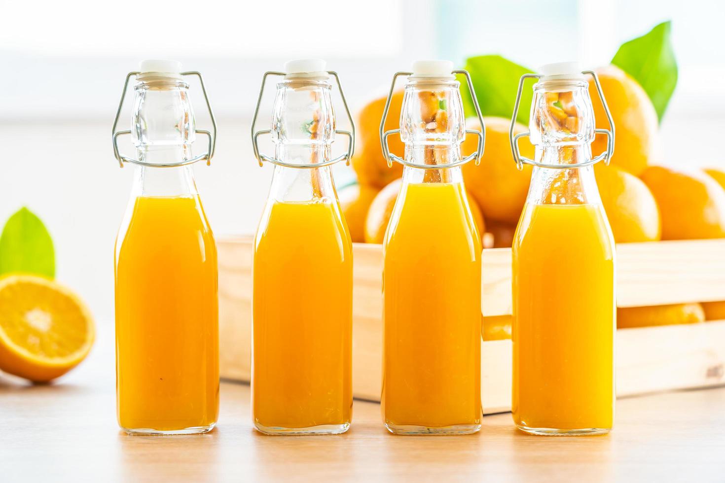 suco de laranja fresco e laranjas foto