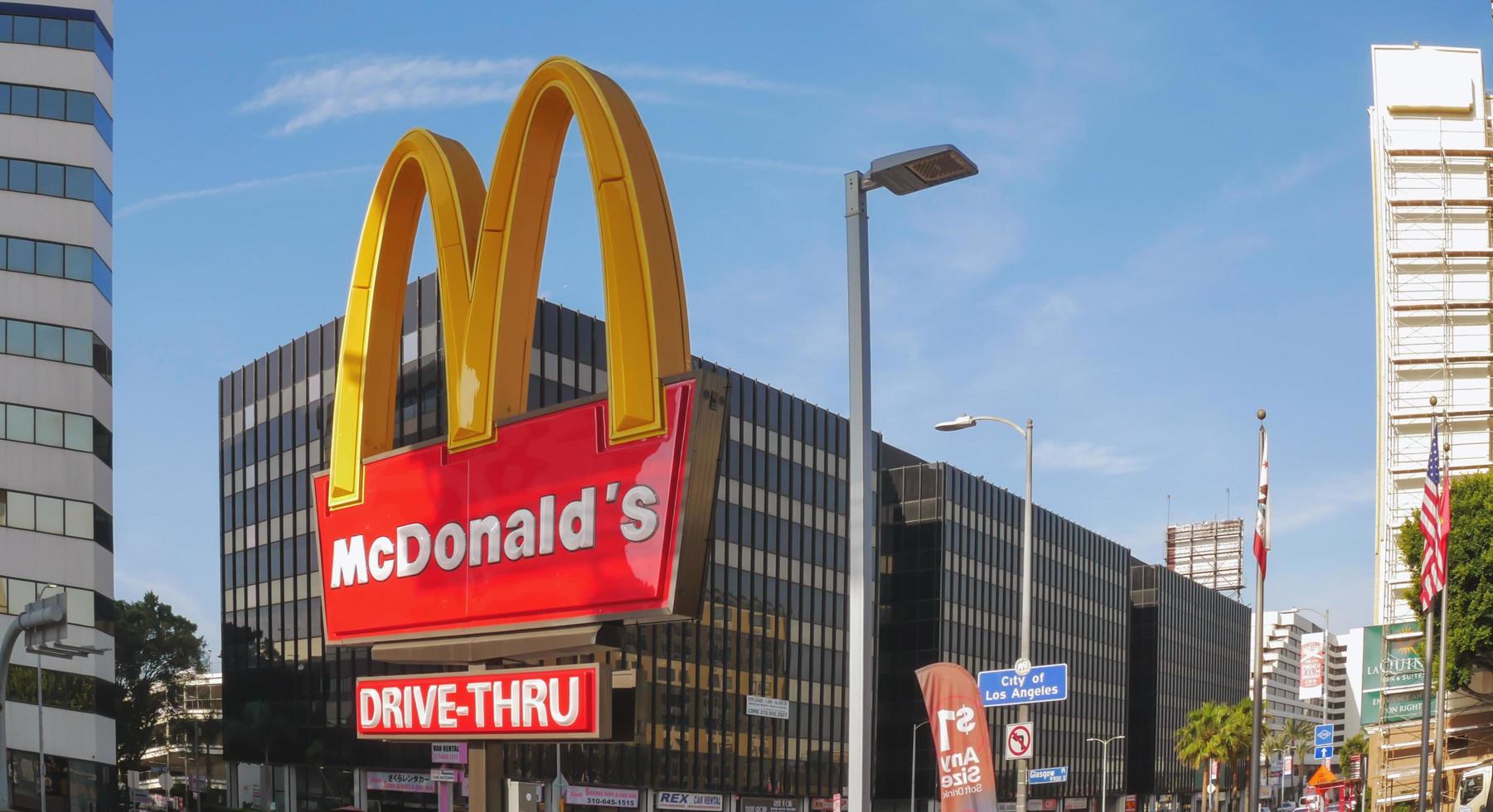 placa do McDonald's com hotéis ao fundo em los angeles, califórnia foto