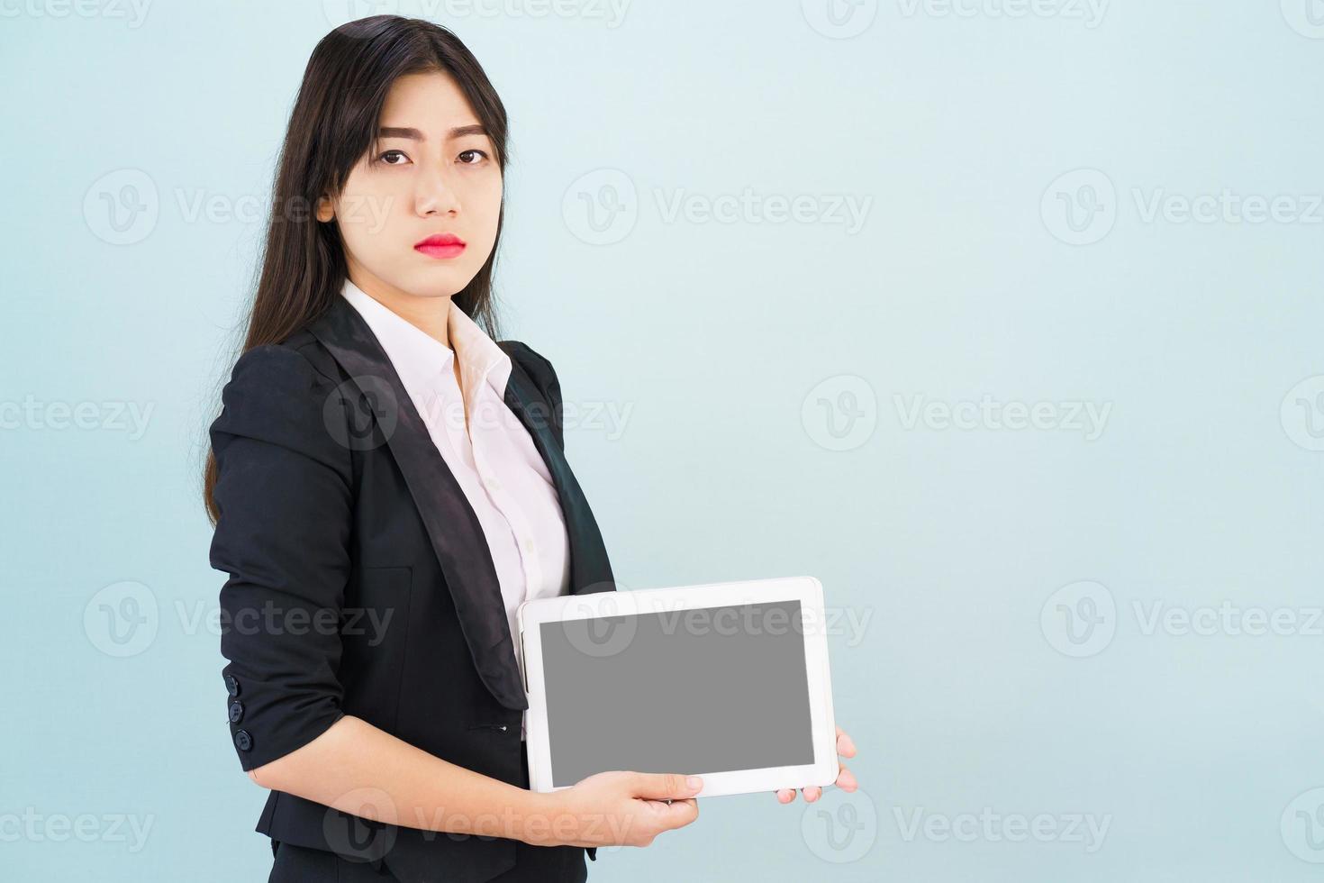 mulheres jovens de terno segurando seu tablet digital foto