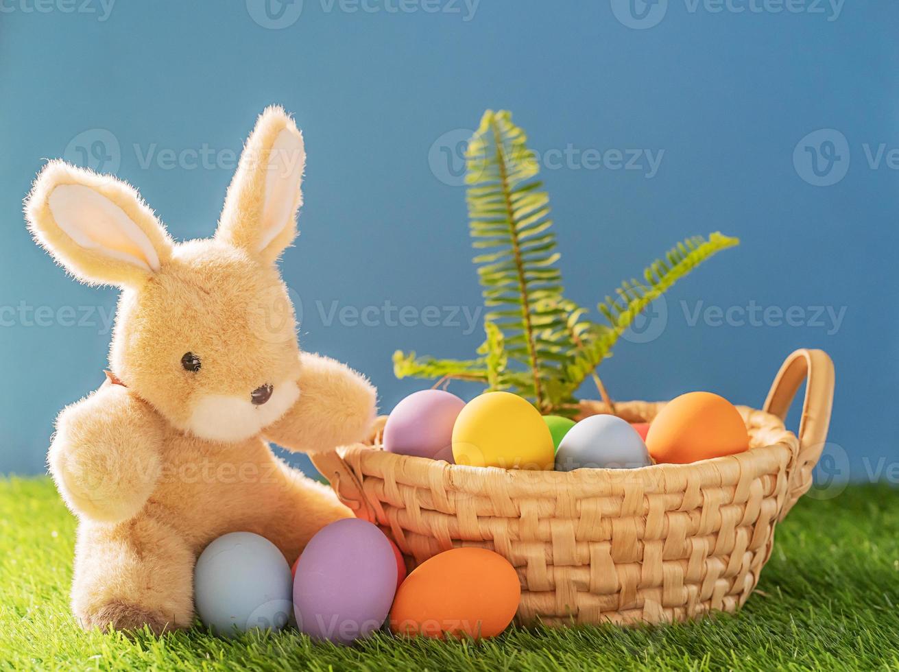 Coelho brinquedo e Páscoa ovos dentro cesta foto