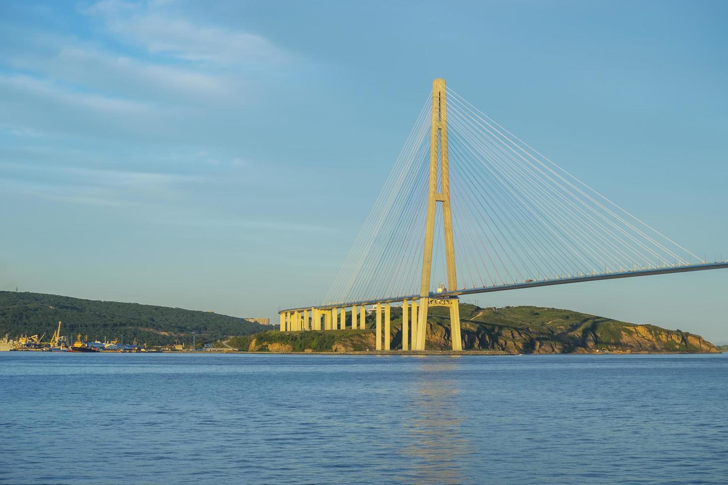 vista do mar da baía do chifre dourado e da ponte zolotoy com céu azul nublado em vladivostok, Rússia foto