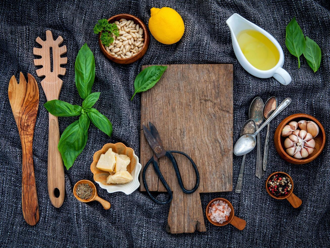 ingredientes pesto com uma tábua de cortar foto