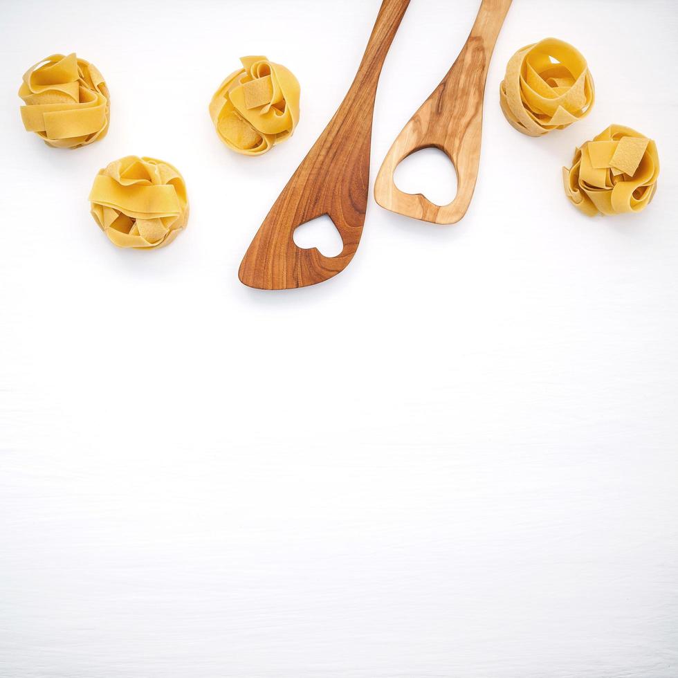 macarrão com utensílios de madeira foto