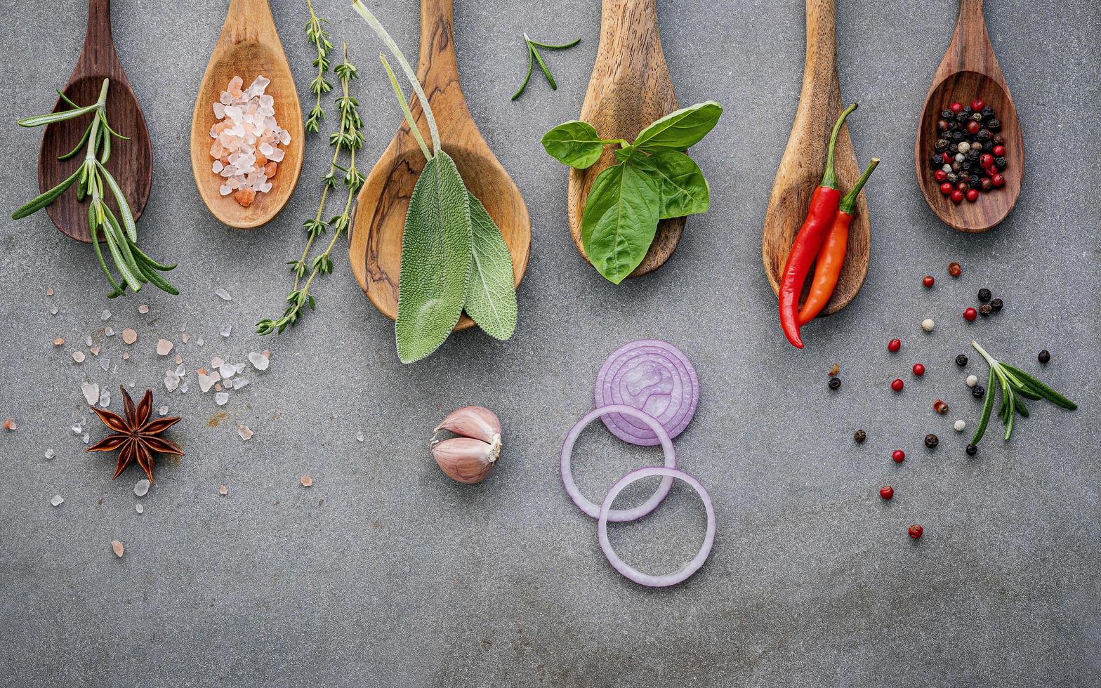 ingredientes frescos em colheres de madeira foto