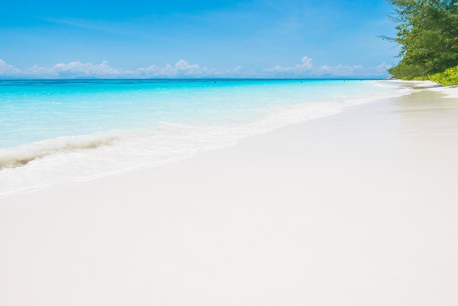 bela praia tropical na tailândia foto