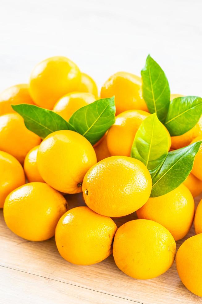 laranjas frescas em uma mesa de madeira foto