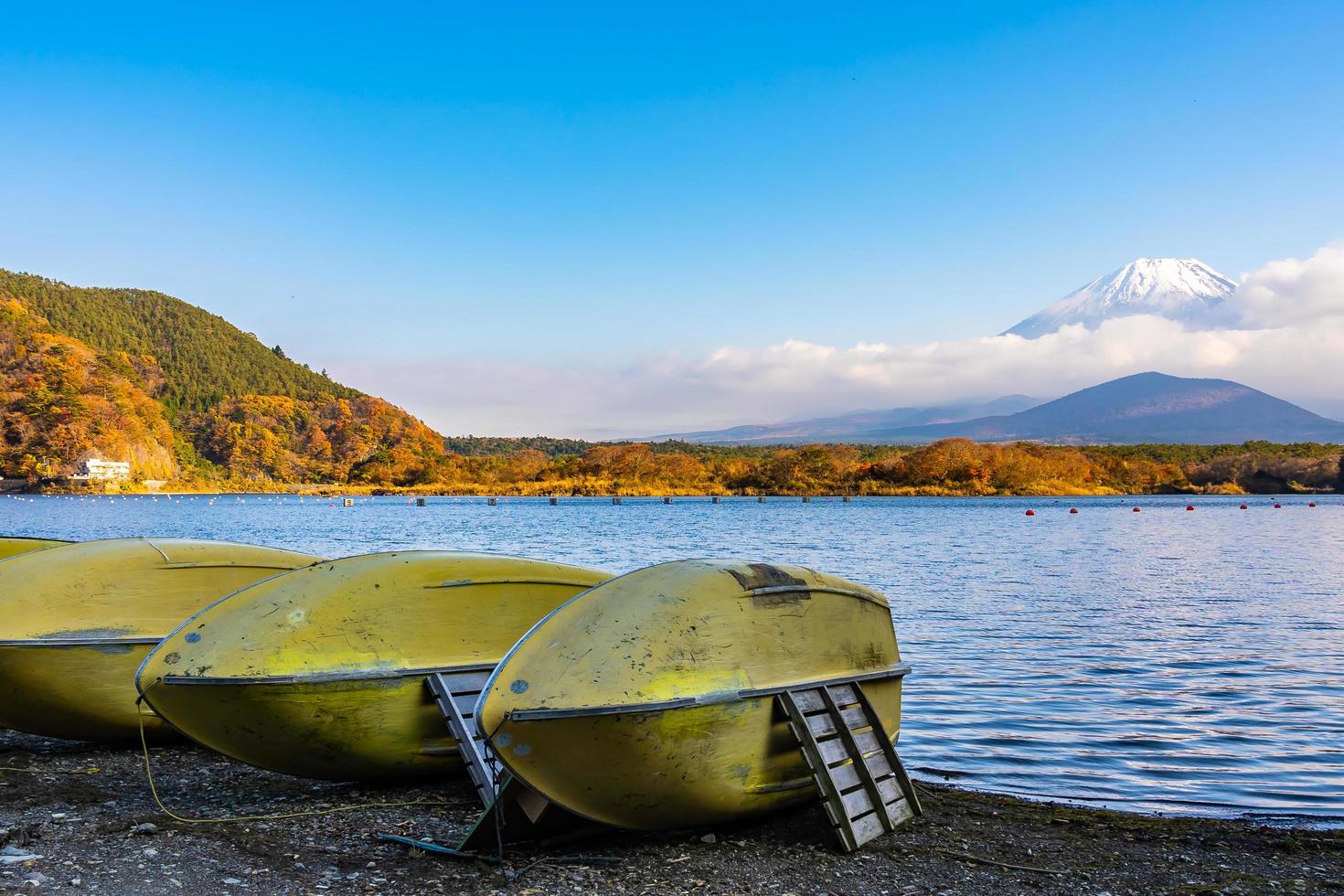 barcos e mt. Fuji no Japão no outono foto