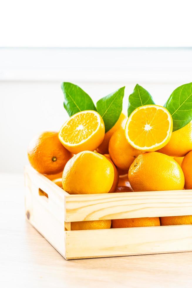 laranjas frescas na mesa foto