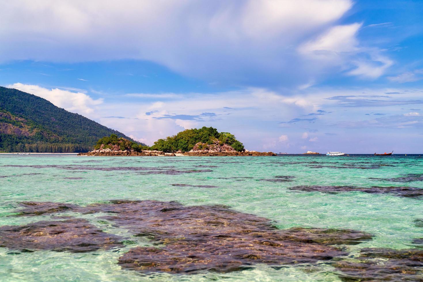rochas, água, montanhas e céu azul nublado na ilha de Koh Lipe, na Tailândia foto