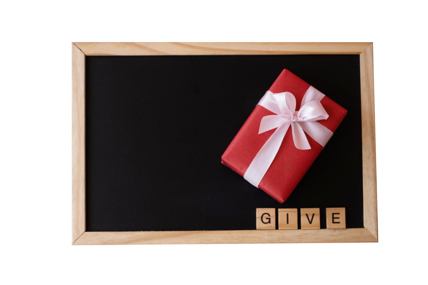 caixa de presente vermelha e palavras de carta de dar no quadro negro sobre fundo rosa. foto