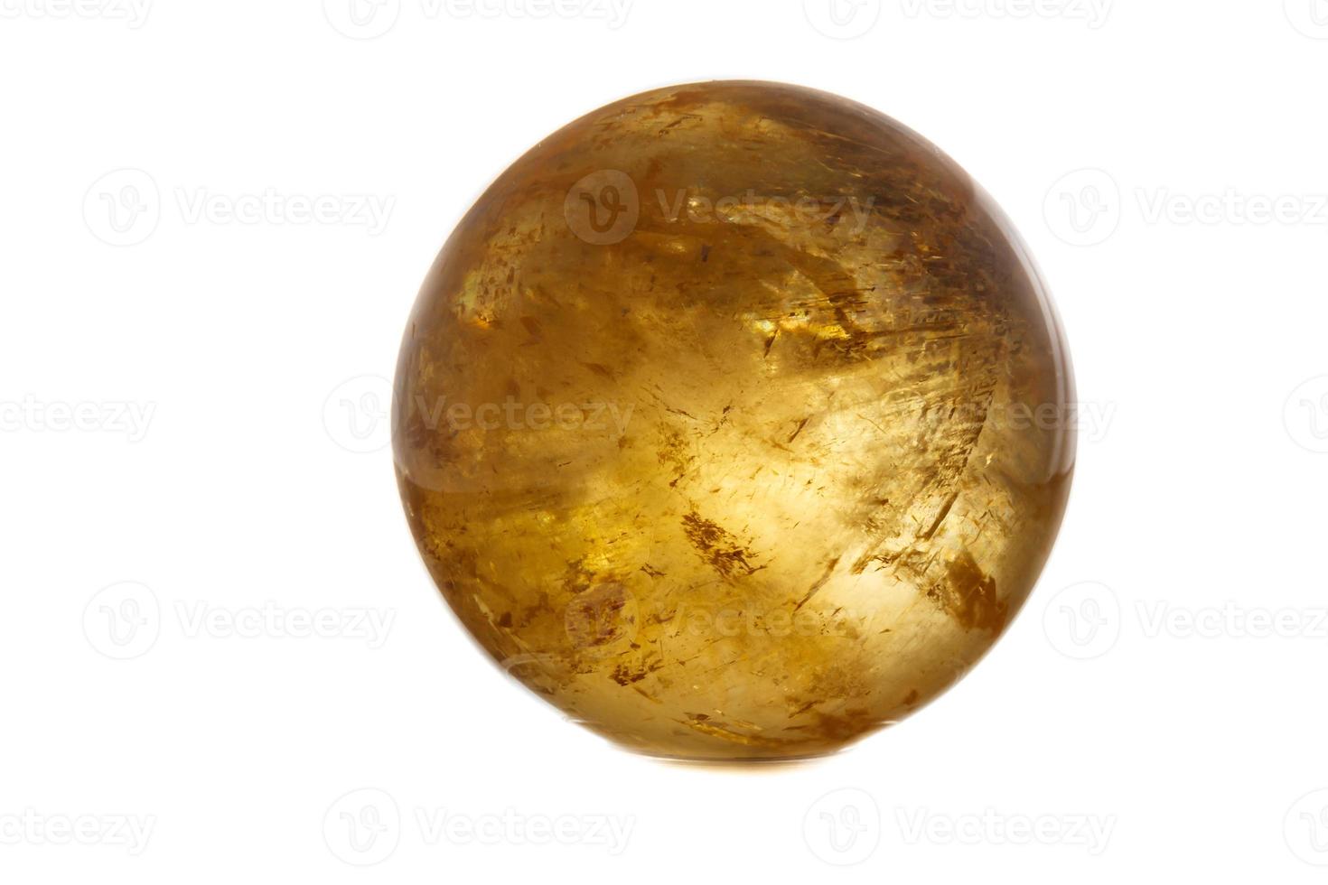 macro mineral pedra calcita esfera em uma branco fundo foto