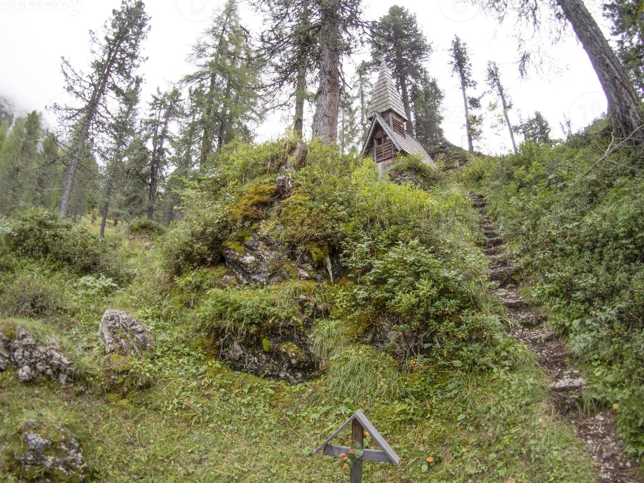 i guerra mundial velha igreja de madeira e cemitério em dolomitas valparola foto