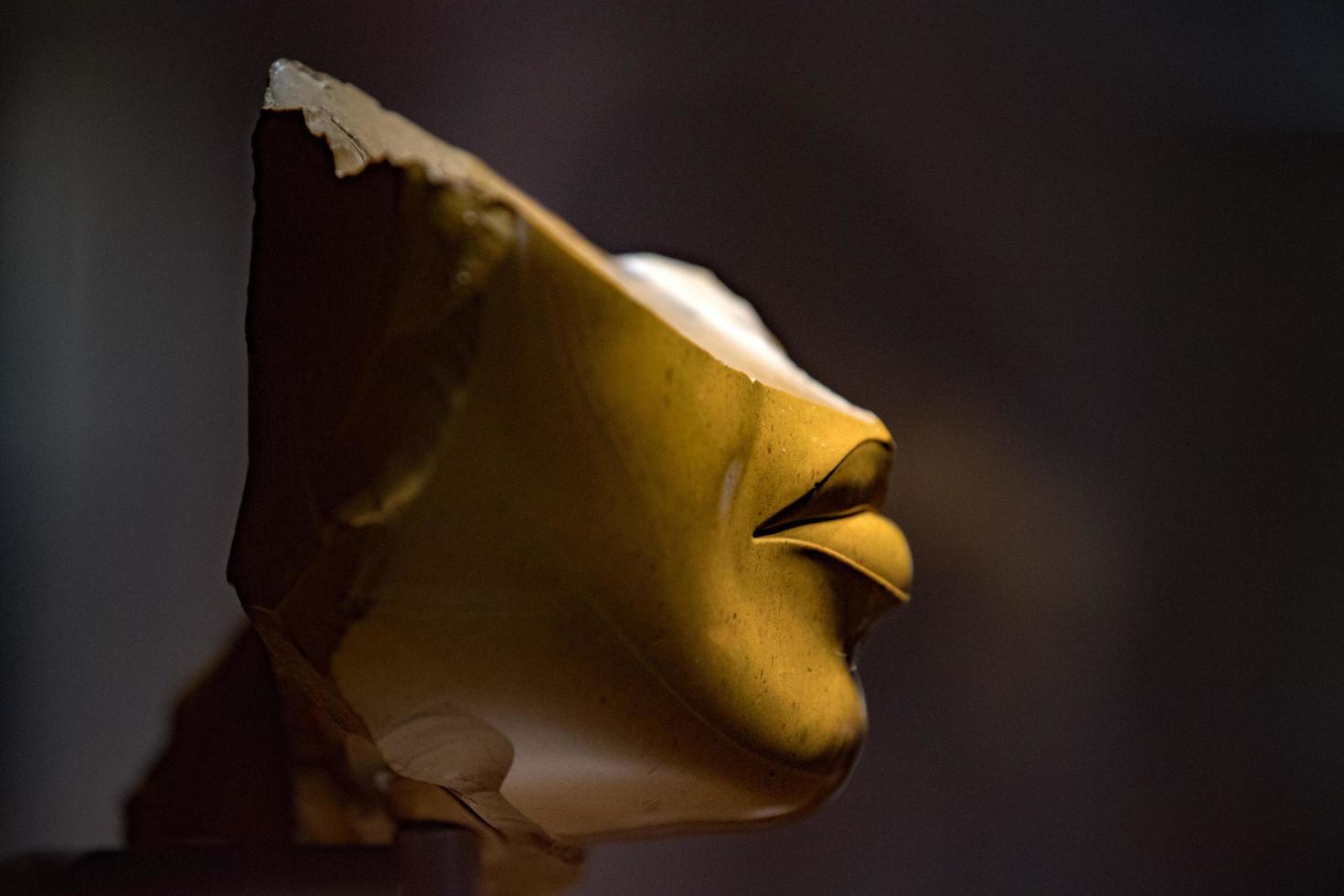 Novo Iorque, EUA - abril 23 2017 - metropolitano museu ouro egípcio lábios estátua detalhe fechar acima foto
