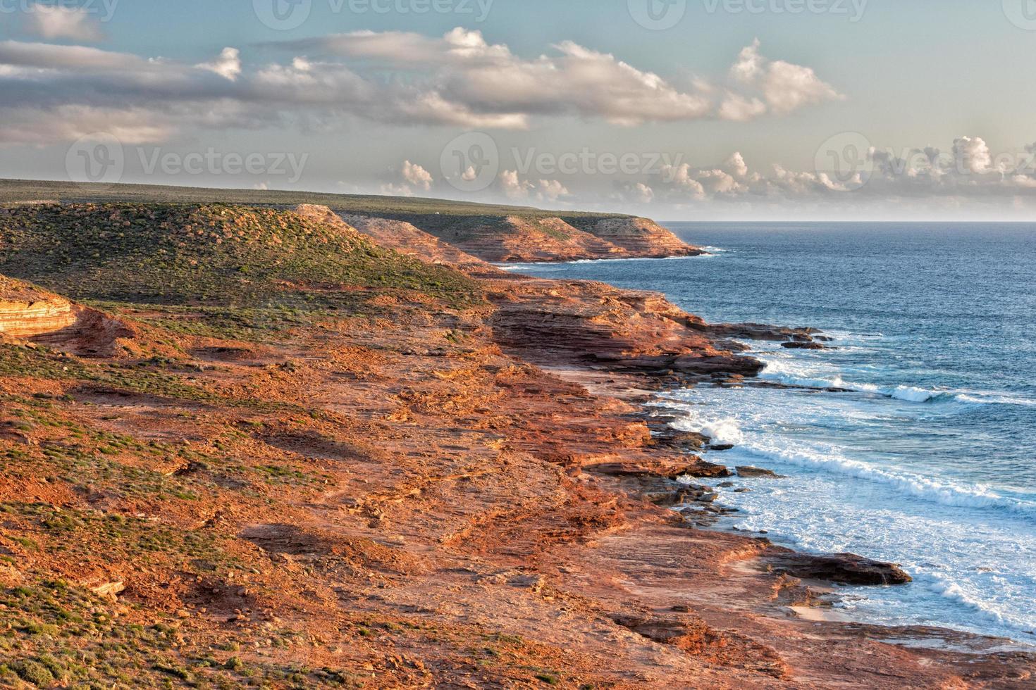 falésias da costa de Kalbarri Batavia no oceano foto