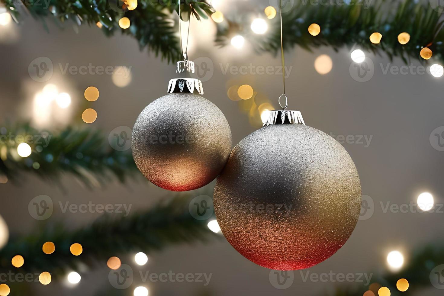 suspensão prata bola Natal enfeite decoração às a Natal árvore. fundo para sazonal saudações. foto