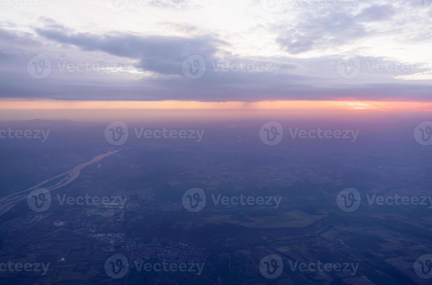 aéreo Visão pôr do sol nuvens sobre Europa foto