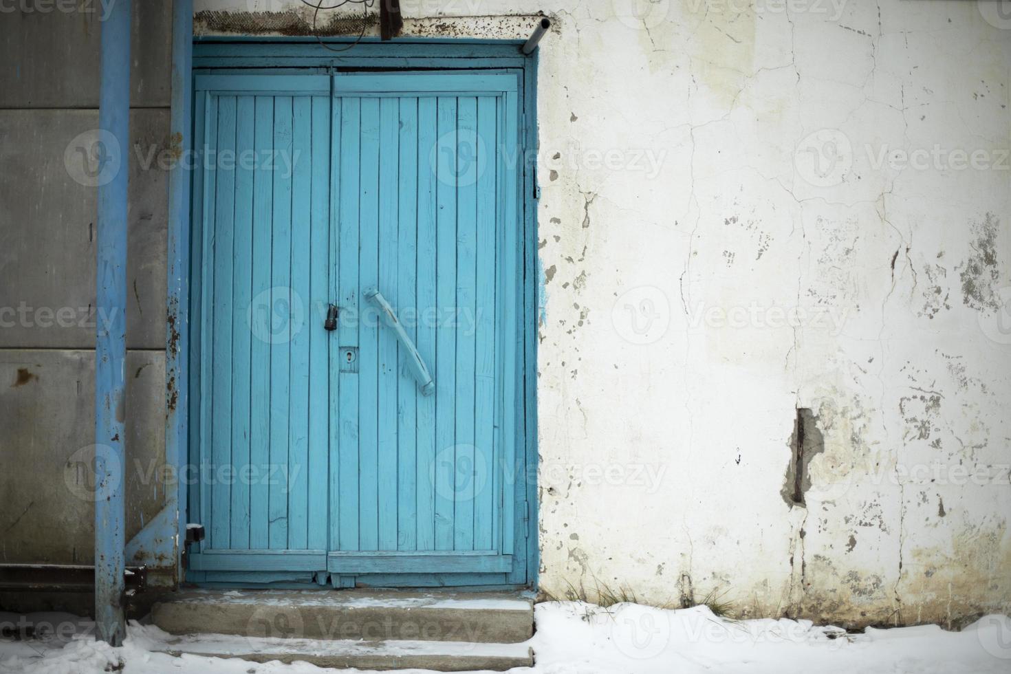 azul porta. velho porta para prédio. costas Entrada. industrial propósito. foto