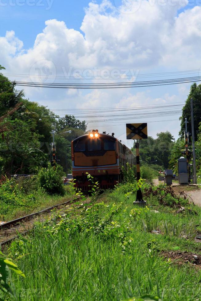 trens estão deixando a estação para transporte pessoas para diferente estações com diesel locomotivas. isto é uma seguro e economia de tempo viagem de acordo com para povos estilos de vida para viajando e em período de férias. foto