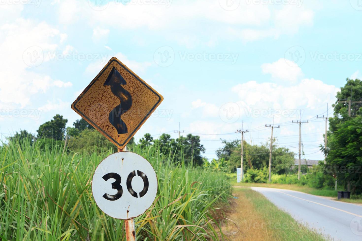 tráfego sinais estar Cuidado do estradas e curvas. dirigir lentamente e estar Cuidado do a curvas adiante em rural rodovias e lindo azul céus. foto