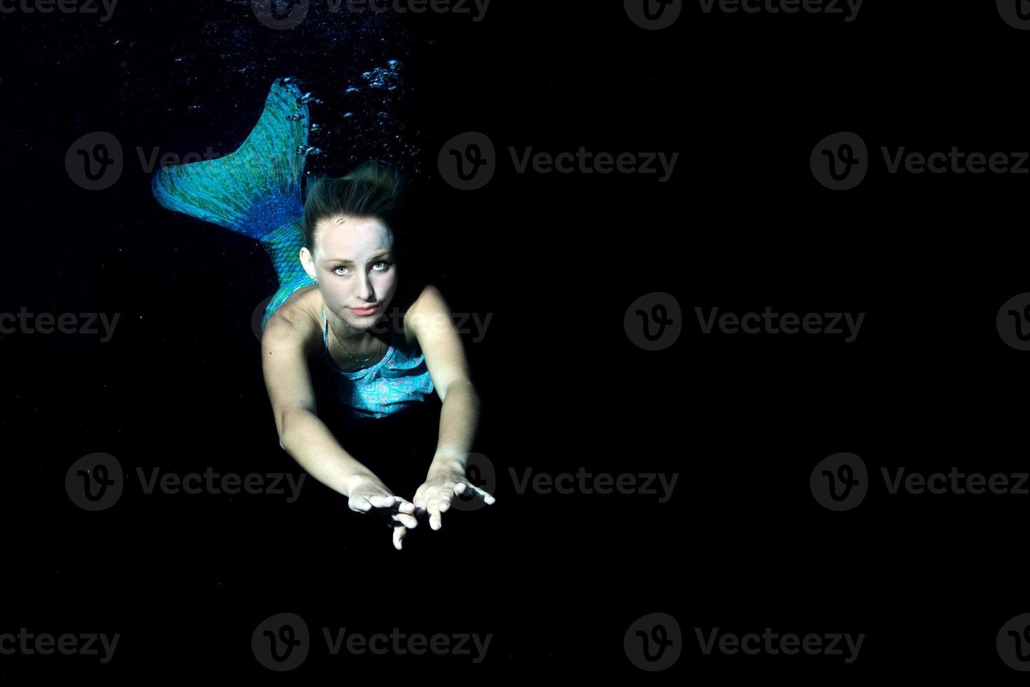 loira linda sereia mergulhador debaixo d'água foto