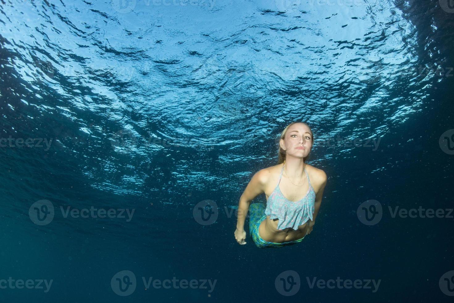 loira linda sereia mergulhador debaixo d'água foto