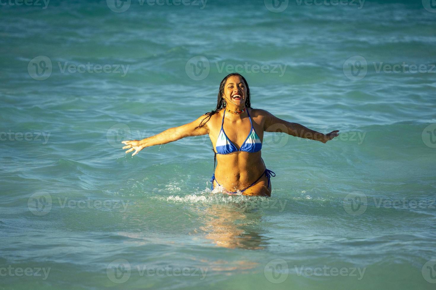 retrato de latina mexicana linda garota de cabelo preto na praia de baja califórnia foto