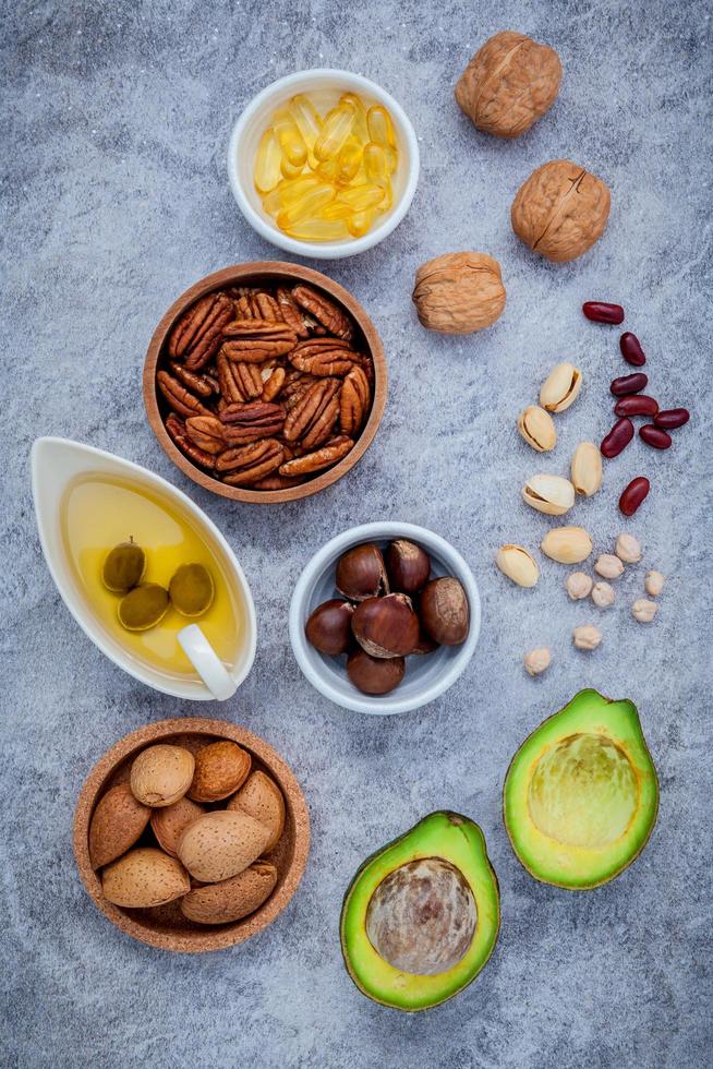 comida saudável em um fundo cinza foto