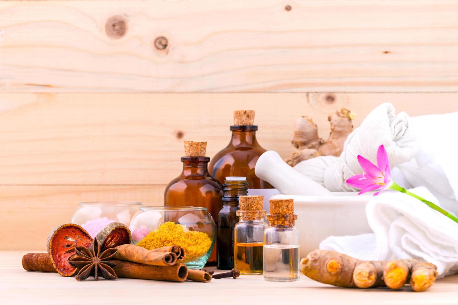 itens naturais de spa, incluindo óleos essenciais foto