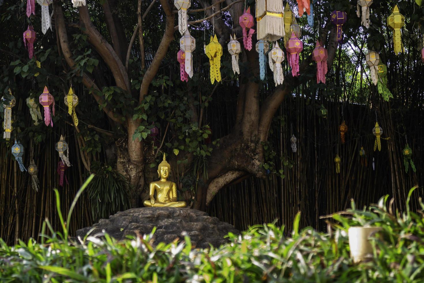 templo público budista tailandês em chiang mai foto