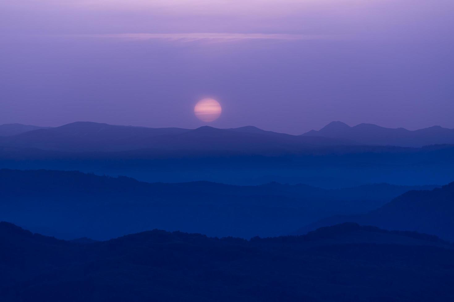 silhueta das montanhas durante o pôr do sol foto