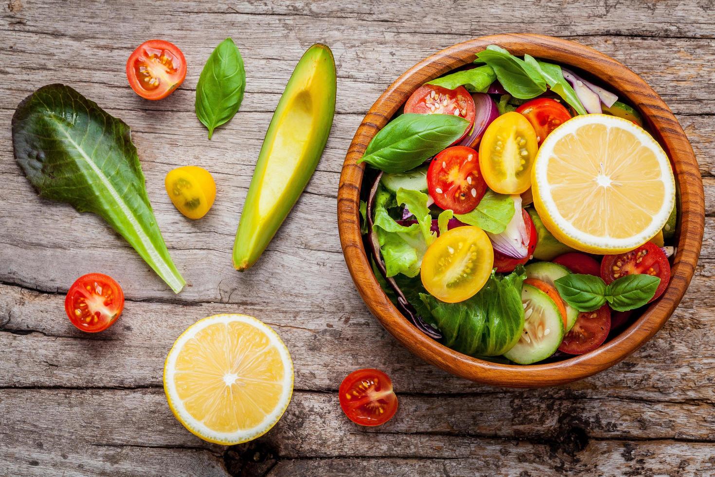 tigela de salada em uma tigela de madeira foto