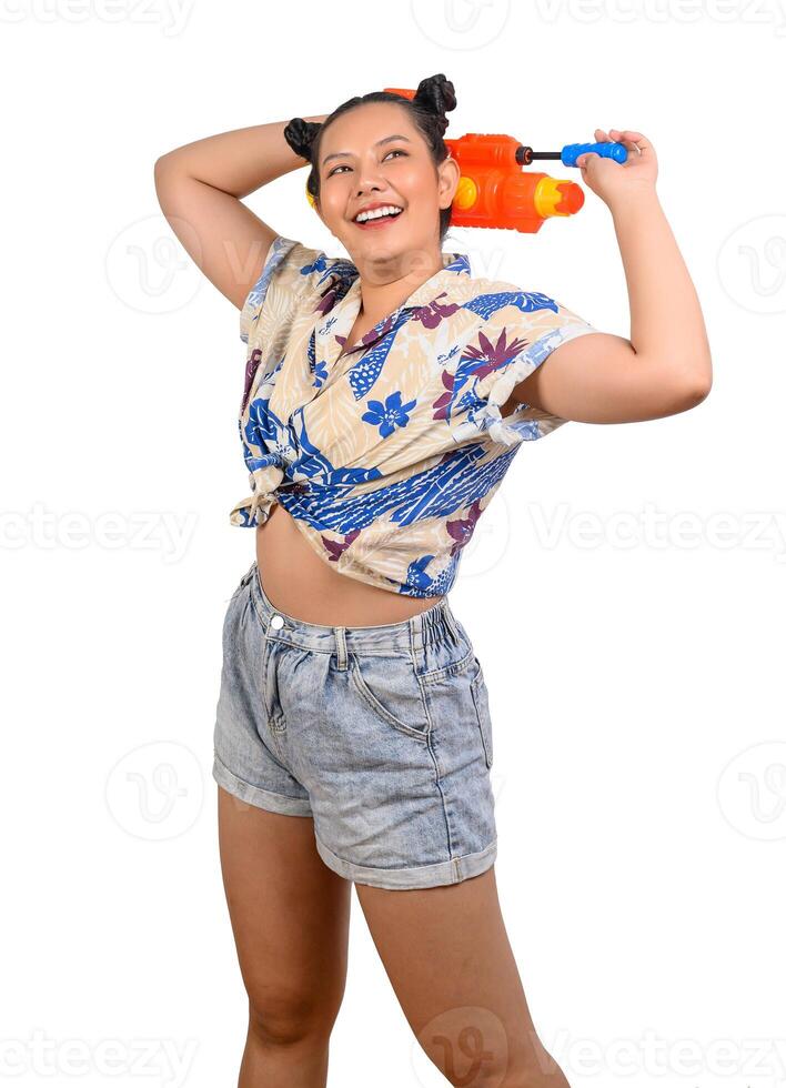 mulher sorridente de retrato no festival songkran com pistola de água foto