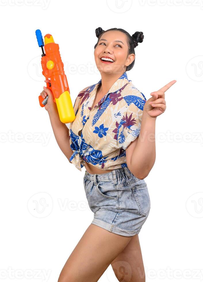 mulher sorridente de retrato no festival songkran com pistola de água foto