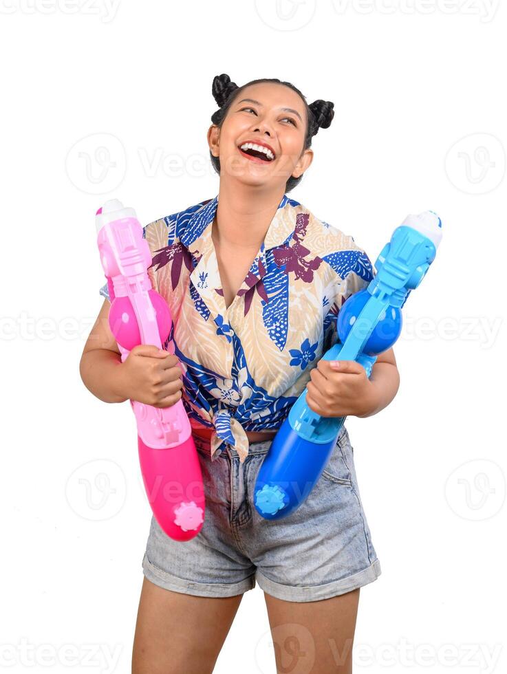 mulher sorridente de retrato no festival songkran com pistola de água foto