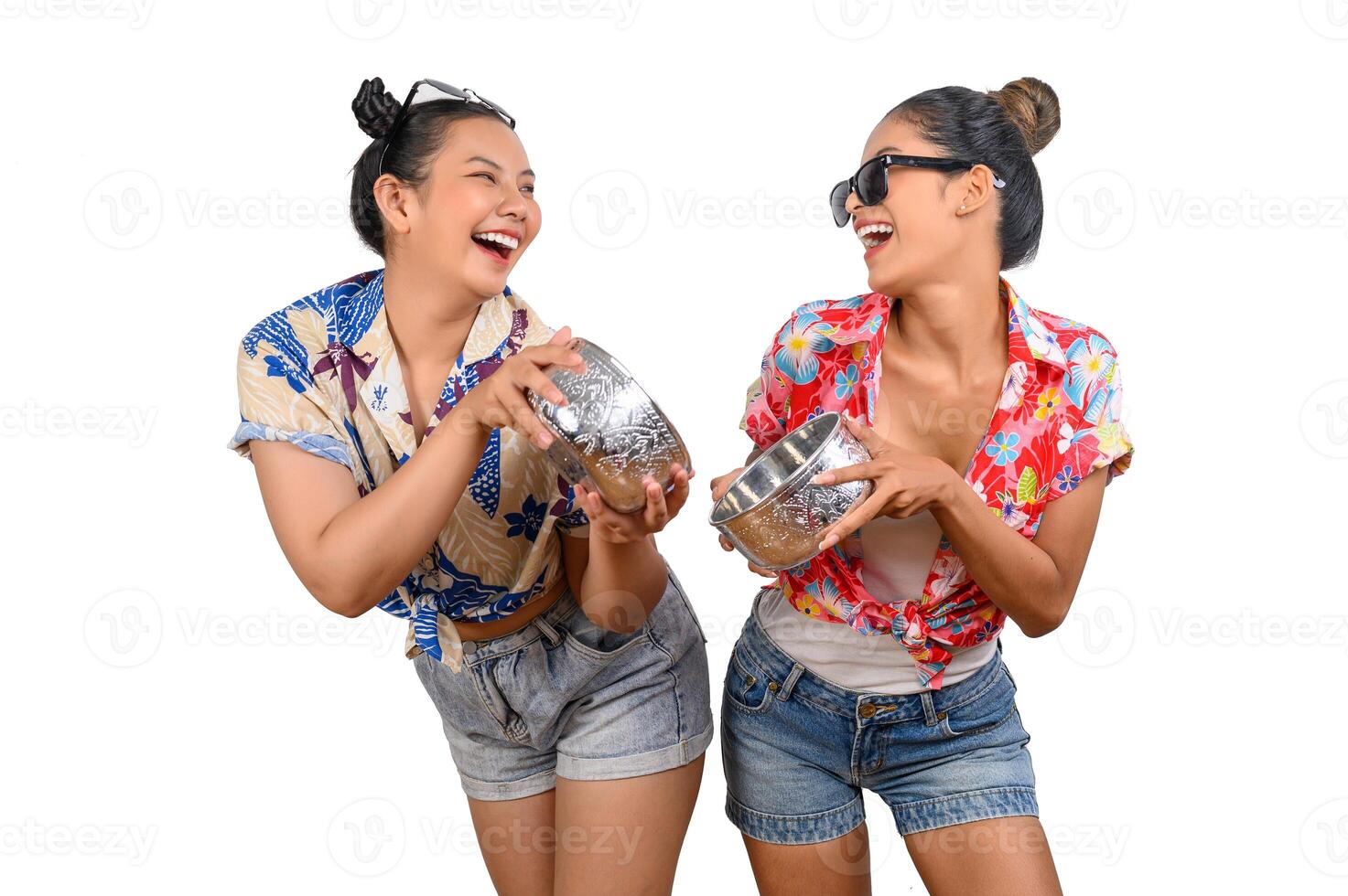 retrato dois mulheres dentro songkran festival com água tigela foto