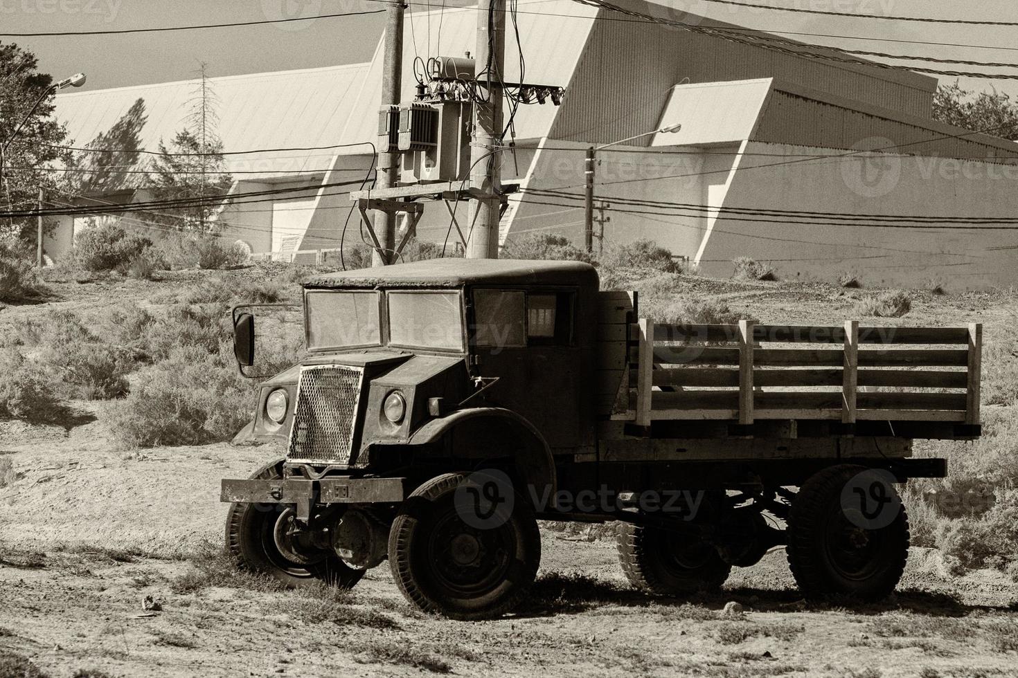 velho caminhão enferrujado abandonado foto