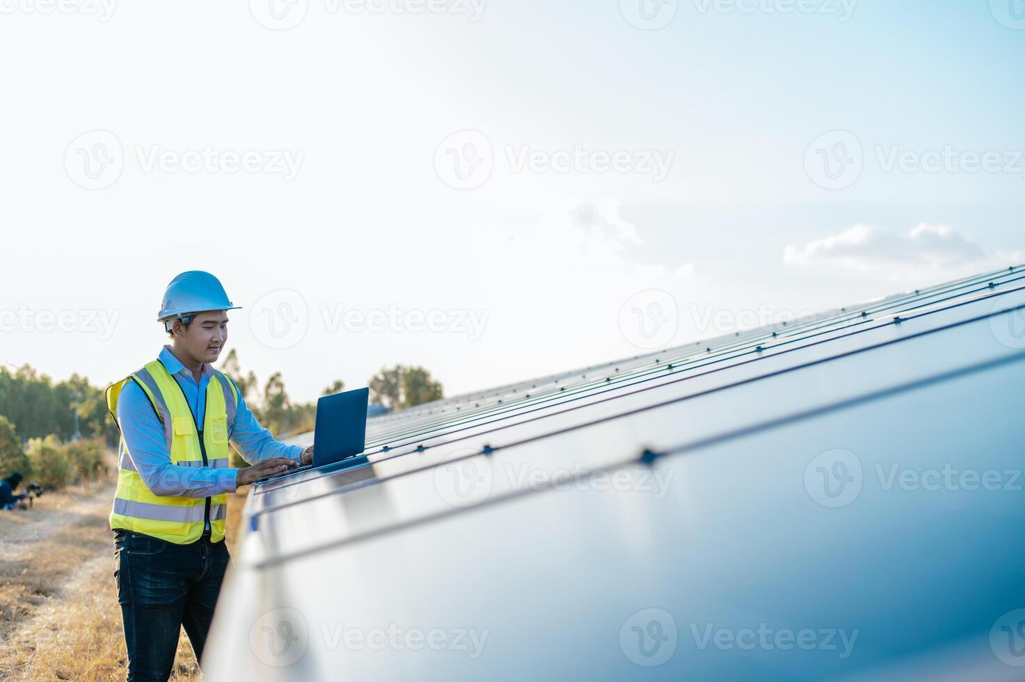 homem jovem técnico trabalhando no laptop na fazenda solar foto