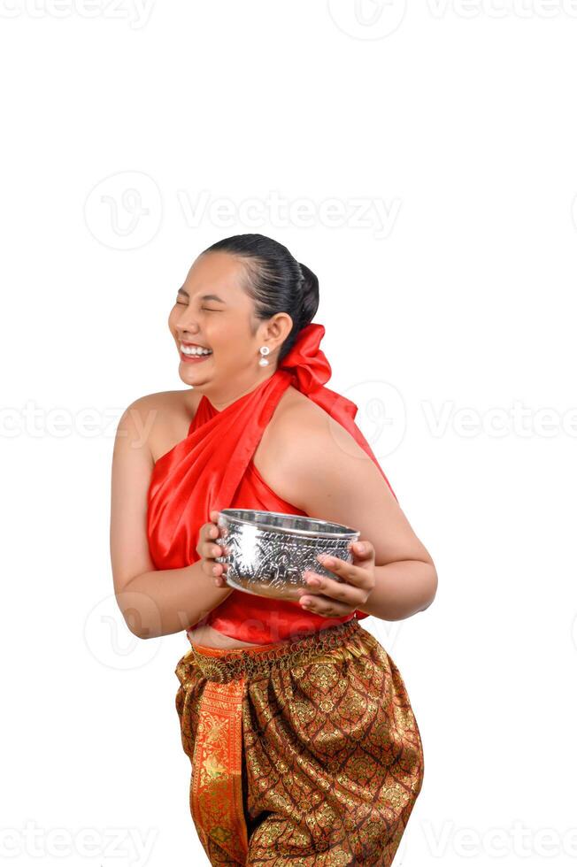 retrato mulher bonita no festival songkran com tigela de água foto