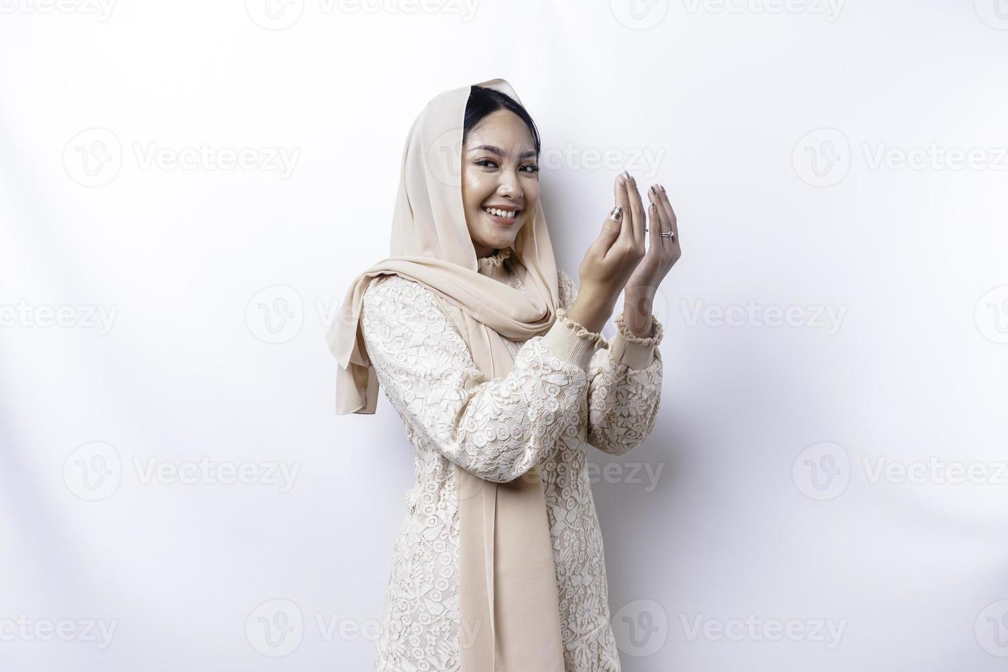 religioso lindo ásia muçulmano menina vestindo uma lenço de cabeça Rezar para Deus. foto