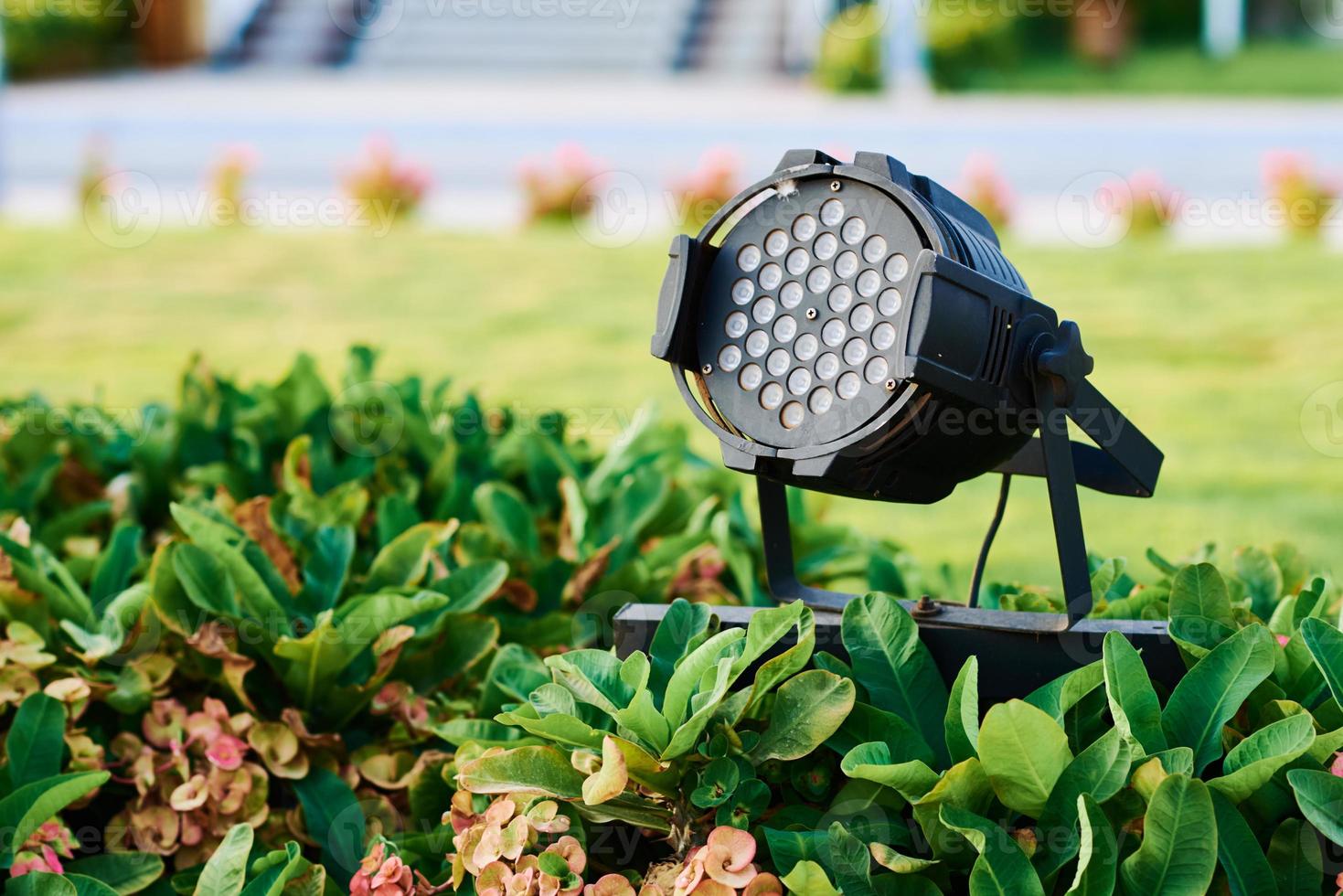 Holofote luminária dentro a jardim. jardim iluminado decoração foto