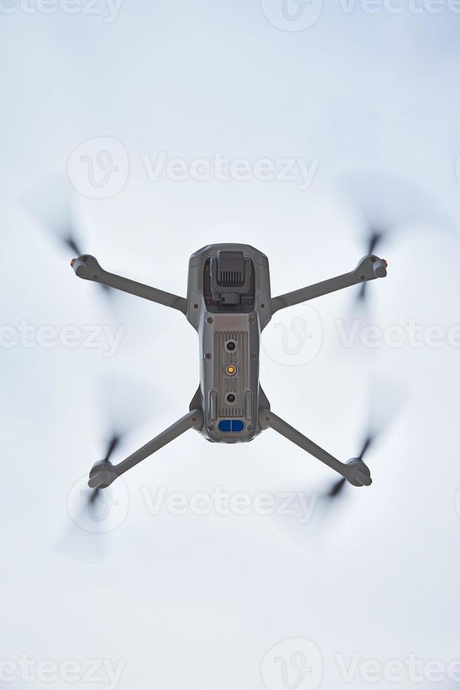 zangão quadcopter com Câmera vôo dentro céu foto
