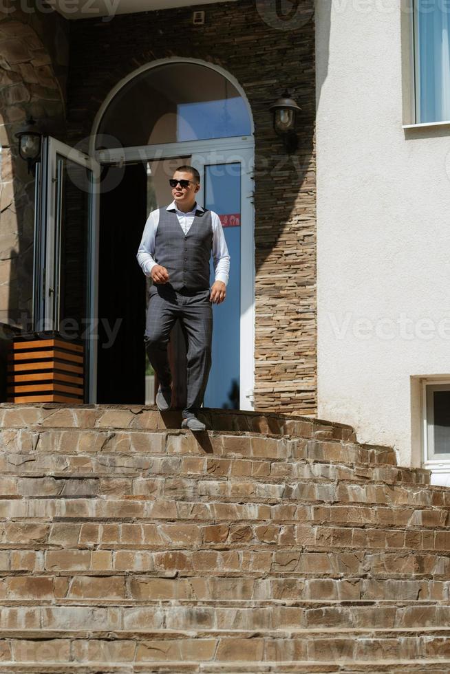 retrato do a noivo do uma homem dentro a manhã antes a Casamento foto