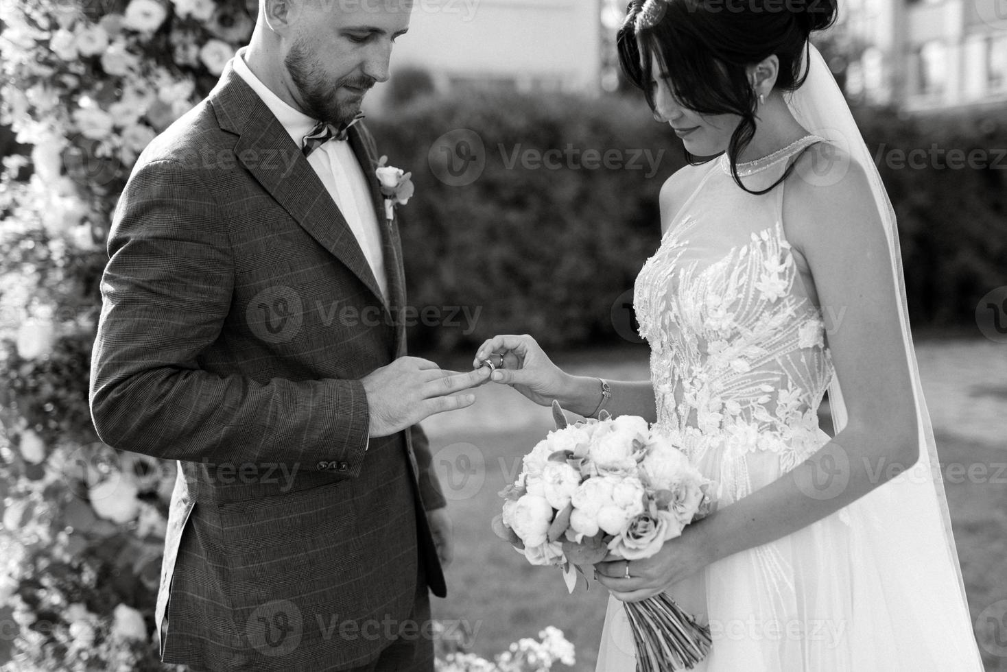 Casamento cerimônia do a recém-casados em a clareira foto